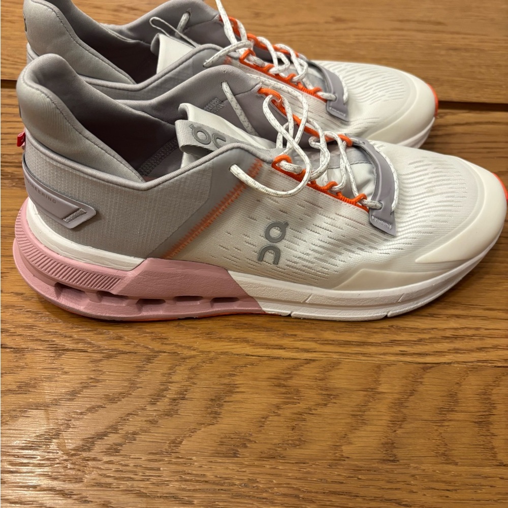 On Running cloudsurfer lux 10sW great condition! Worn 2 times